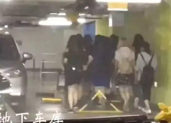 杨坤爆料被粉丝堵门视频,现场视频曝光引热议 第2张 杨坤爆料被粉丝堵门视频,现场视频曝光引热议 第2张